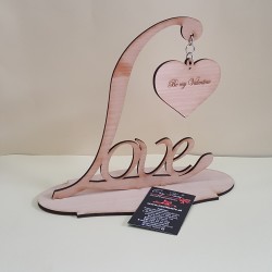 Instalacion në dru "Love"