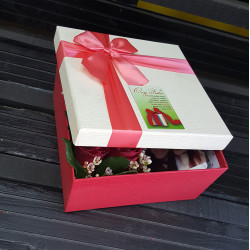Kuti me lule dhe foto në gur